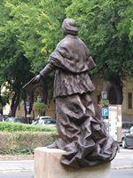 Migazzi p&uuml;sp&ouml;k eg&eacute;szalakos  bronz szobra