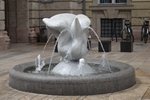 Vir&aacute;gmad&aacute;r, sz&ouml;k�k&uacute;t szobor