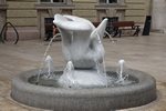 Vir&aacute;gmad&aacute;r, sz&ouml;k�k&uacute;t szobor