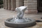 Vir&aacute;gmad&aacute;r, sz&ouml;k�k&uacute;t szobor