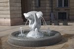 Vir&aacute;gmad&aacute;r, sz&ouml;k�k&uacute;t szobor