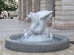 Vir&aacute;gmad&aacute;r, sz&ouml;k�k&uacute;t szobor